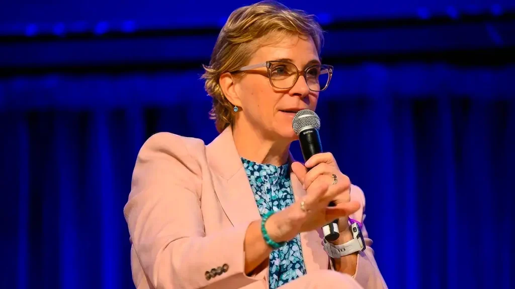 Zali Steggall speaks out against the ‘ditch the witch’ billboard targeting Jacinta Allan.