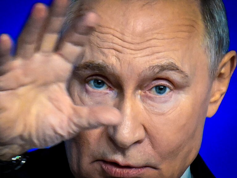 Russian journalists publish new Putin biography